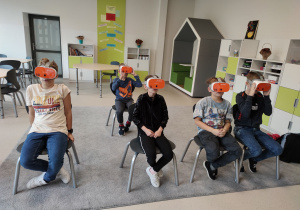 Uczniowie podczas pobytu na świetlicy zapoznają się z okularami Class VR